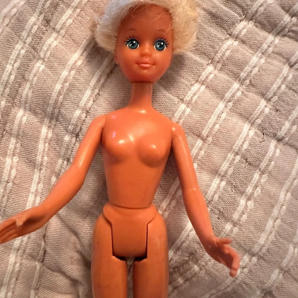 Vintage 1987 Barbie doll skipper
